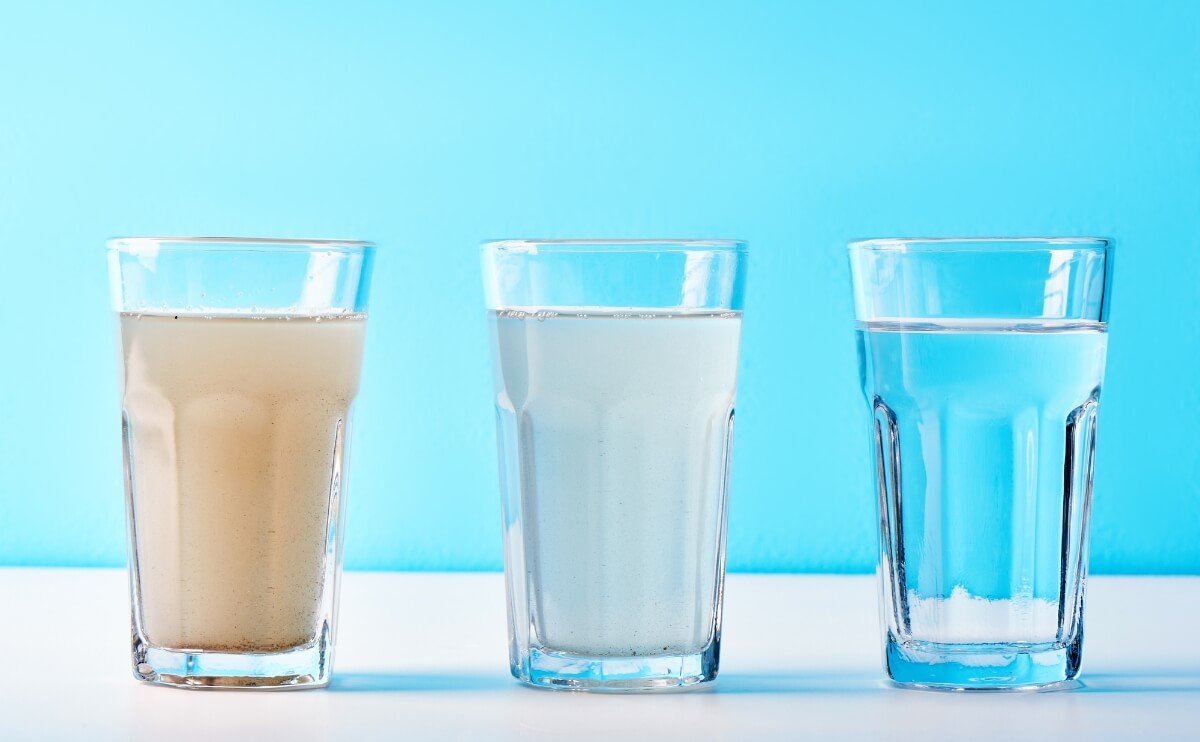 Microplásticos en el Agua: El Enemigo Invisible que Ya Está en Tu Cuerpo