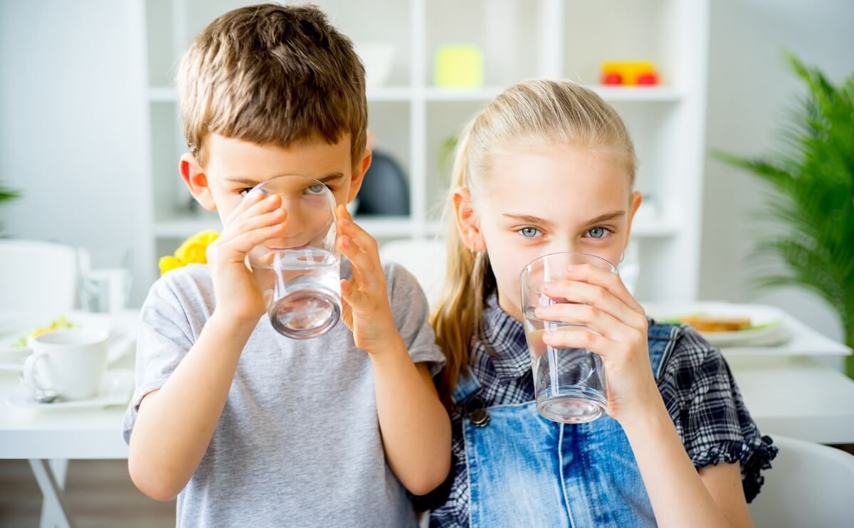 El Impacto del Agua en la Salud de los Niños: Bienestar, Crecimiento y Prevención