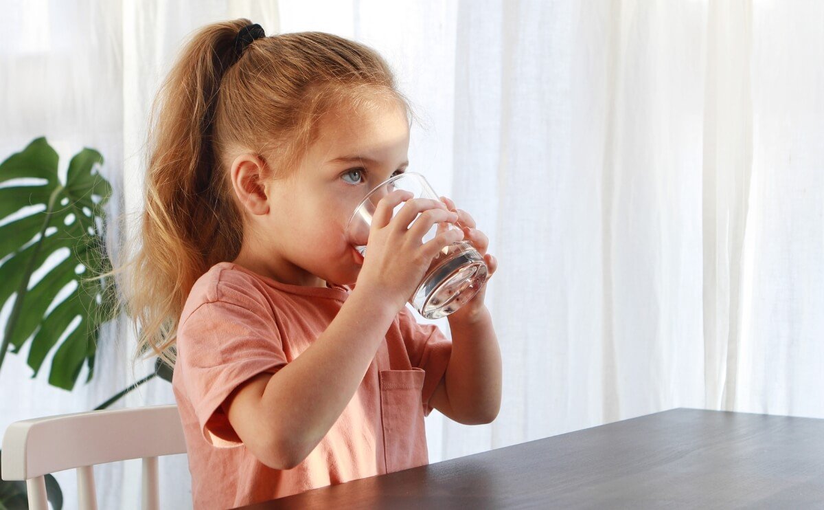 El Impacto del Agua en la Salud de los Niños: Bienestar, Crecimiento y Prevención
